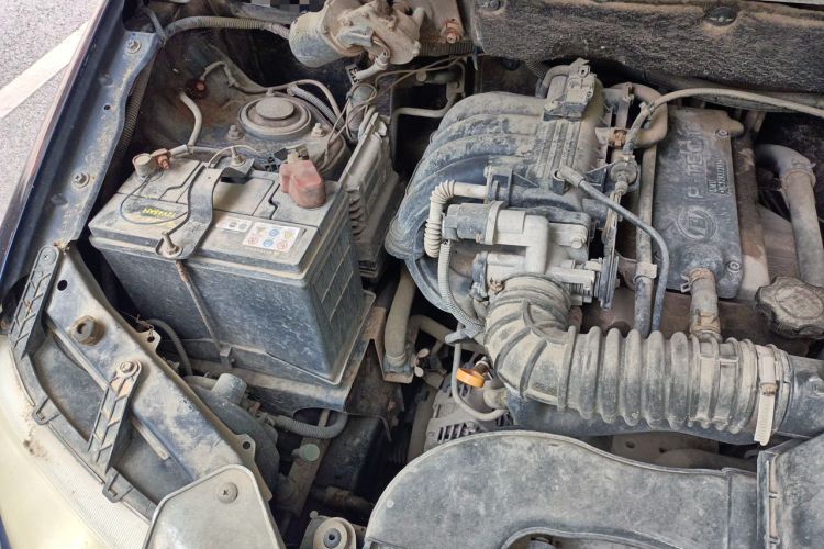 Used Wuling Hongguang 2010 1.2L Comfort Edition China IV Engine Bay Right