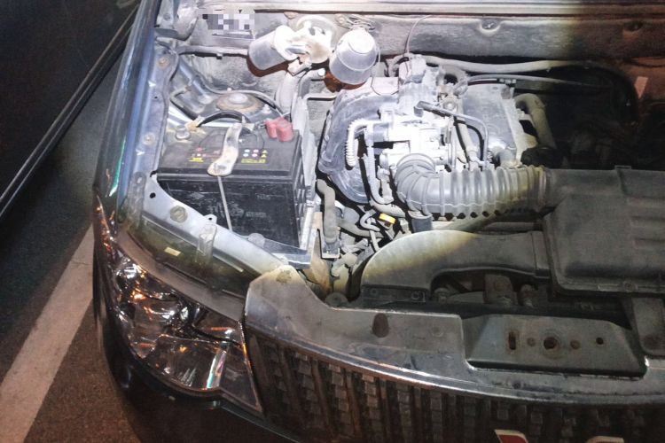 Used Wuling Hongguang 2010 1.2L Comfort Edition China IV Engine Bay Right