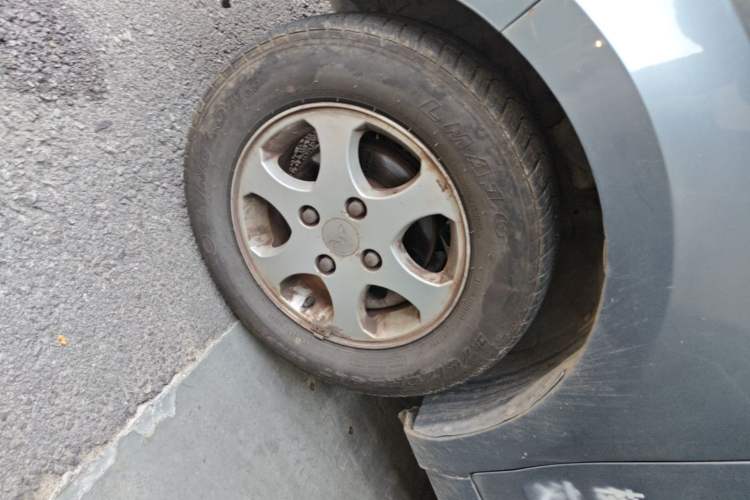 Used Wuling Hongguang 2010 1.2L Base Version China IV Standard Left Front Wheel Hub