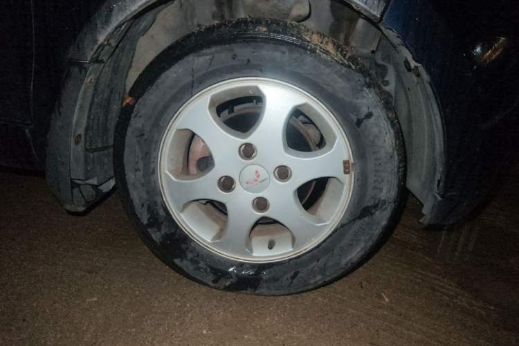 Used Wuling Hongguang 2010 1.4L Standard Version Right Front Wheel Hub