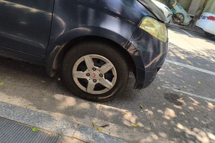 Used Wuling Hongguang 2010 1.2L Base Version China IV Standard Right Front Wheel Hub