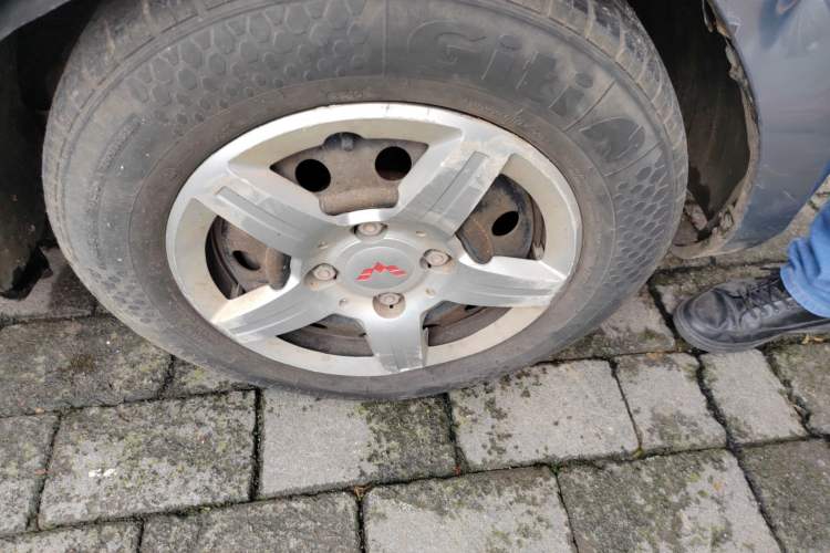 Used Wuling Hongguang 2010 1.2L Base Version China IV Standard Right Front Wheel Hub