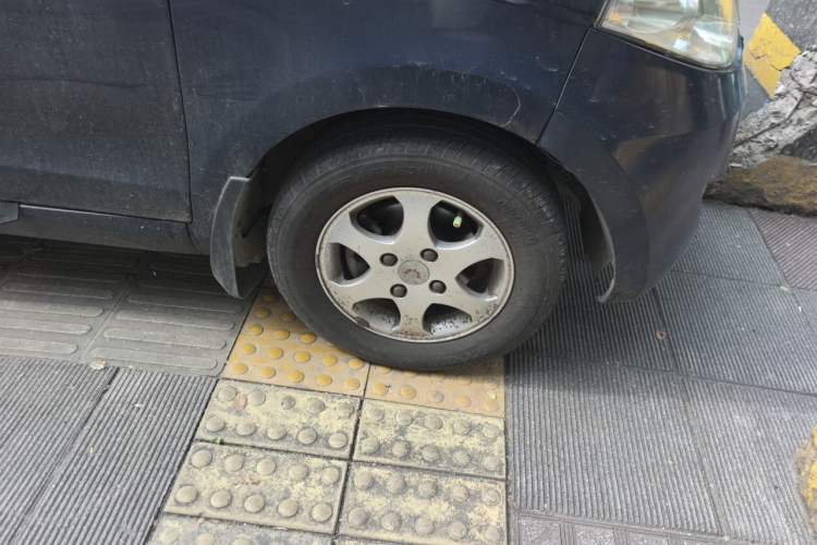 Used Wuling Hongguang 2010 1.2L Standard Version China IV Right Front Wheel Hub