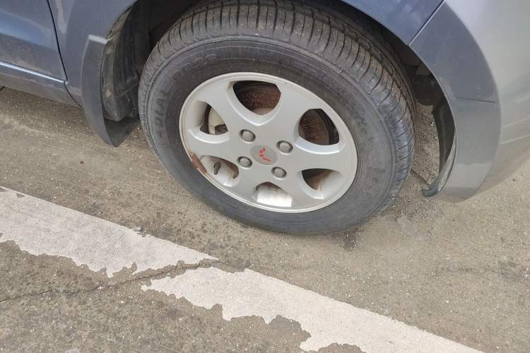 Used Wuling Hongguang 2010 1.2L Comfort Edition China IV Right Front Wheel Hub