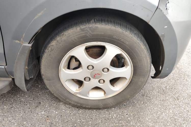 Used Wuling Hongguang 2010 1.4L Luxury Model Right Front Wheel Hub