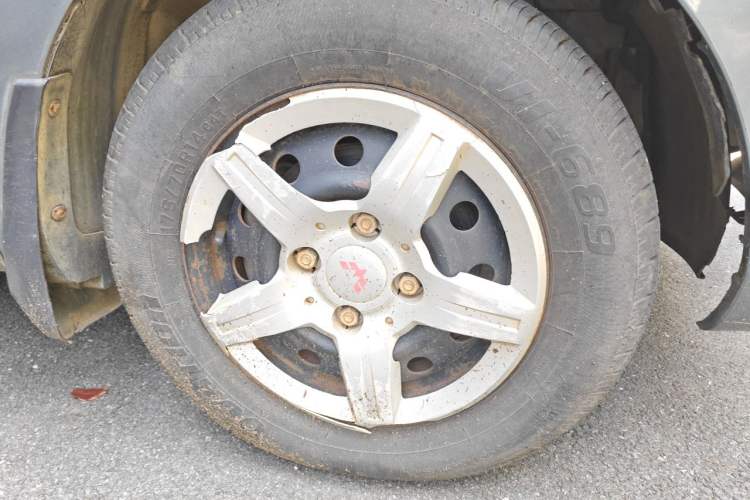 Used Wuling Hongguang 2010 1.2L Base Version China IV Standard Right Front Wheel Hub