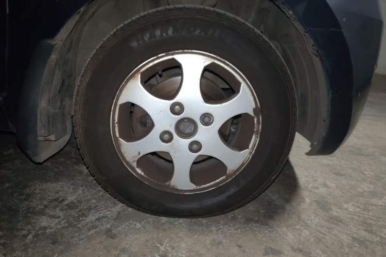 Used Wuling Hongguang 2010 1.4L Standard Version Right Front Wheel Hub