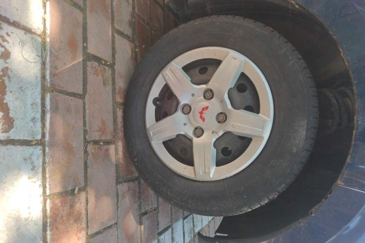 Used Wuling Hongguang 2010 1.2L Base Version China IV Standard Right Front Wheel Hub