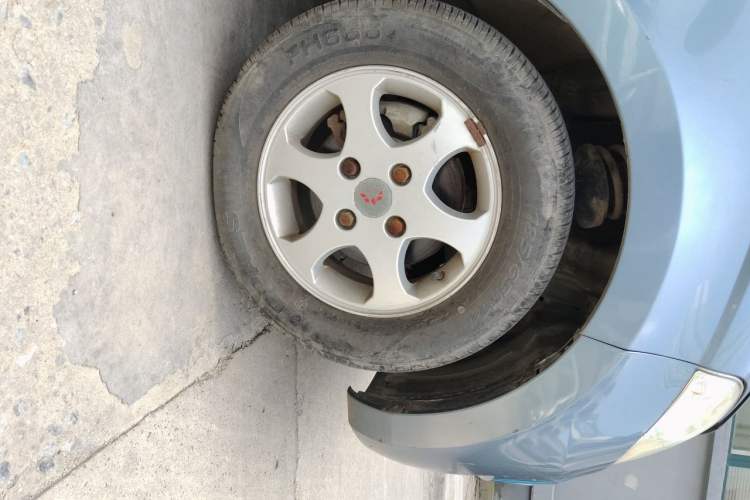 Used Wuling Hongguang 2010 1.4L Standard Version Right Front Wheel Hub