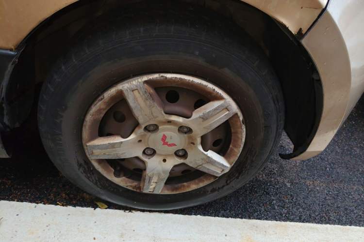 Used Wuling Hongguang 2010 1.2L Base Version China IV Standard Right Front Wheel Hub