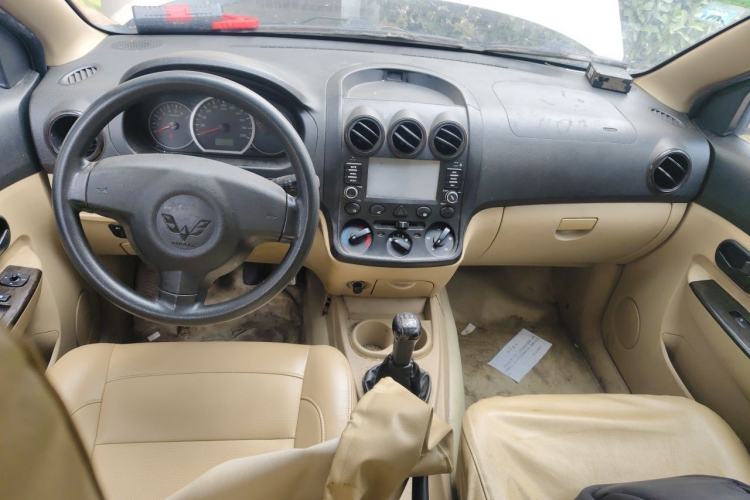 Used Wuling Hongguang 2010 1.4L Luxury Model Center Console