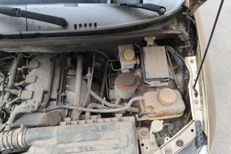 Used Wuling Hongguang 2010 1.4L Standard Version Engine Bay Left