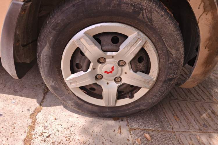 Used Wuling Hongguang 2010 1.2L Base Version China IV Standard Right Front Wheel Hub