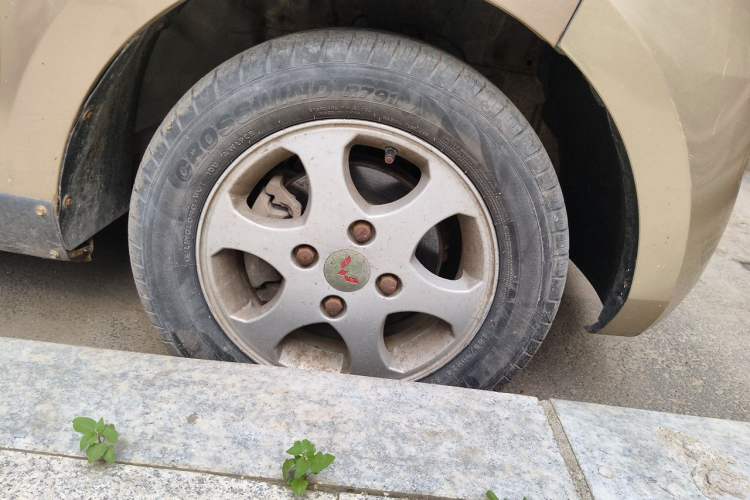 Used Wuling Hongguang 2010 1.4L Standard Version Right Front Wheel Hub