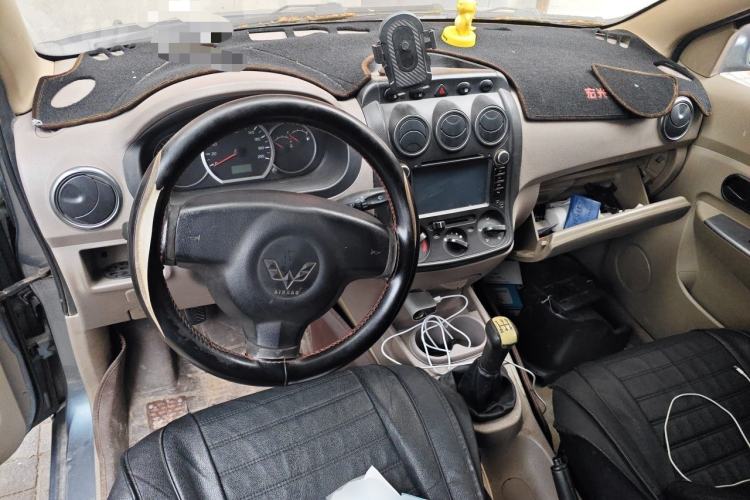 Used Wuling Hongguang 2010 1.4L Standard Version Center Console