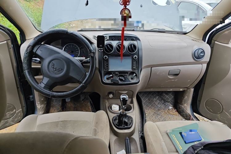 Used Wuling Hongguang 2010 1.2L Standard Version China IV Center Console