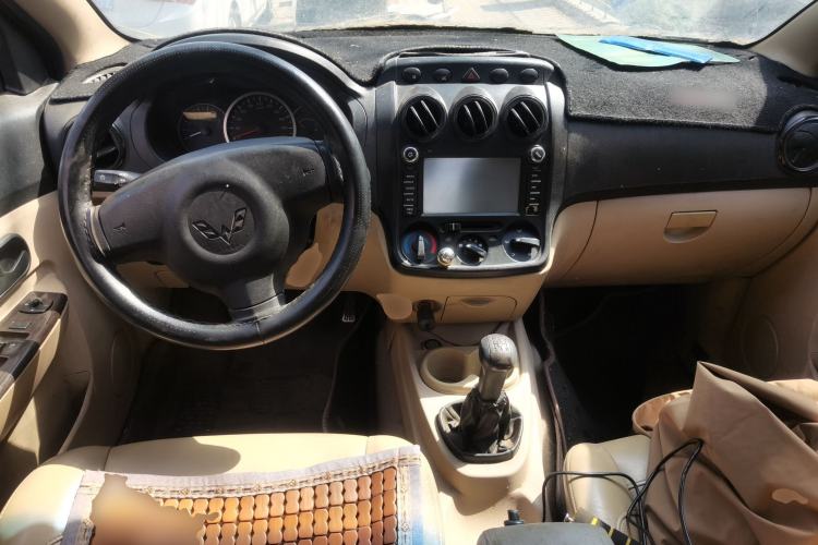 Used Wuling Hongguang 2010 1.4L Luxury Model Center Console