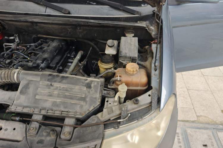 Used Wuling Hongguang 2010 1.4L Standard Version Engine Bay Left