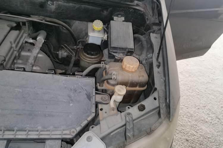 Used Wuling Hongguang 2010 1.2L Comfort Edition China IV Engine Bay Left