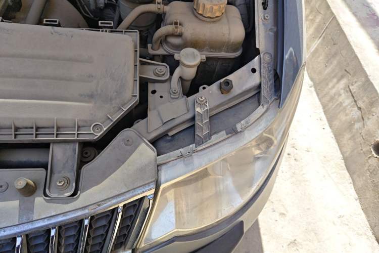 Used Wuling Hongguang 2010 1.2L Comfort Edition China IV Engine Bay Left