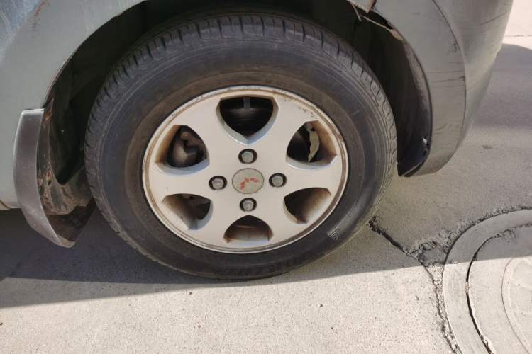 Used Wuling Hongguang 2010 1.4L Standard Version Right Front Wheel Hub
