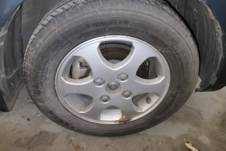 Used Wuling Hongguang 2010 1.2L Comfort Edition China IV Right Front Wheel Hub