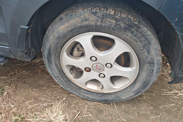 Used Wuling Hongguang 2010 1.4L Standard Version Right Front Wheel Hub