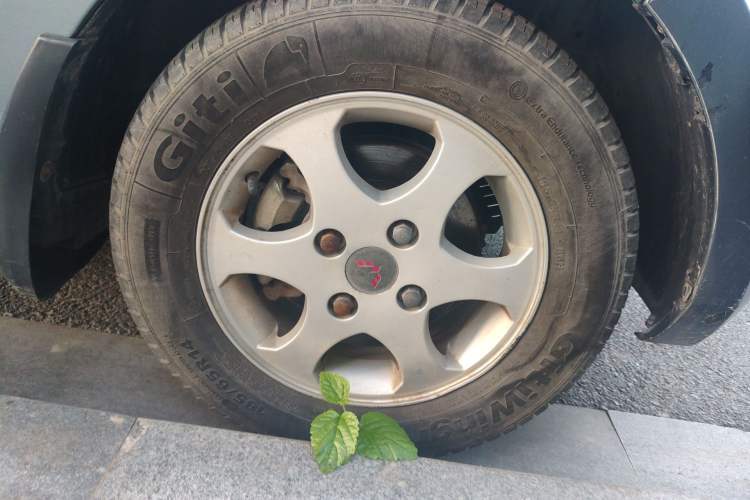 Used Wuling Hongguang 2010 1.2L Comfort Edition China IV Right Front Wheel Hub