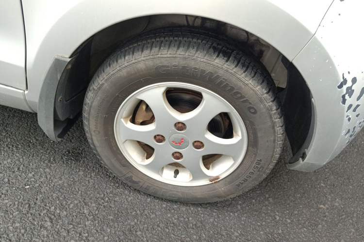 Used Wuling Hongguang 2010 1.2L Comfort Edition China IV Right Front Wheel Hub