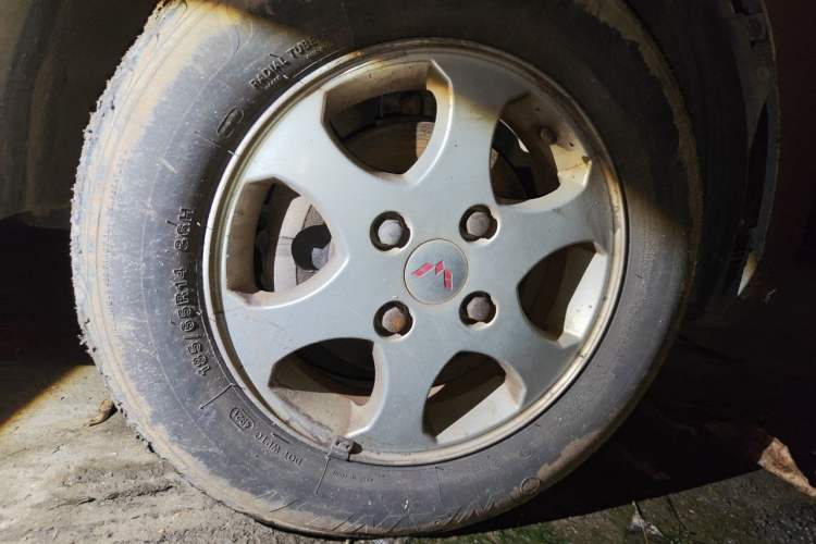 Used Wuling Hongguang 2010 1.2L Base Version China IV Standard Right Front Wheel Hub