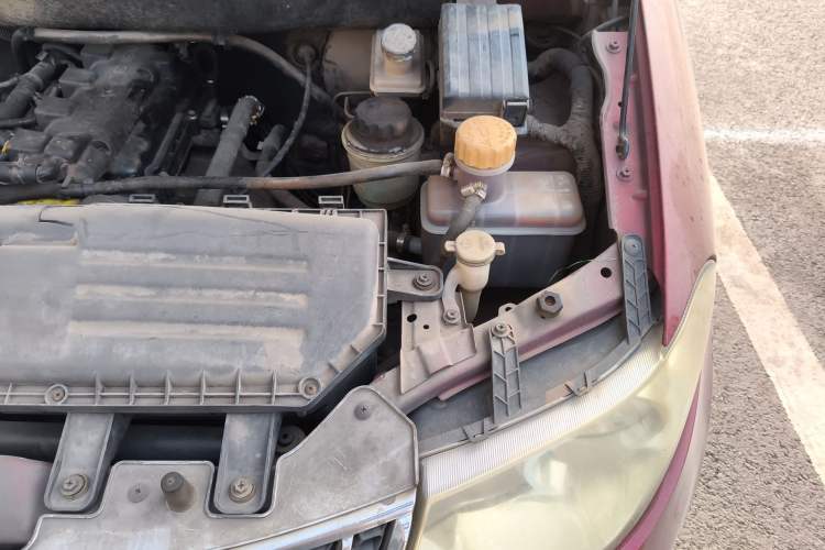 Used Wuling Hongguang 2010 1.4L Comfort Version Engine Bay Left