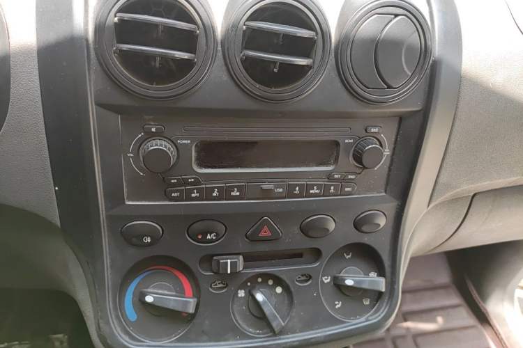 Used Wuling Hongguang 2010 1.2L Base Version China IV Standard Audio And AC Panel
