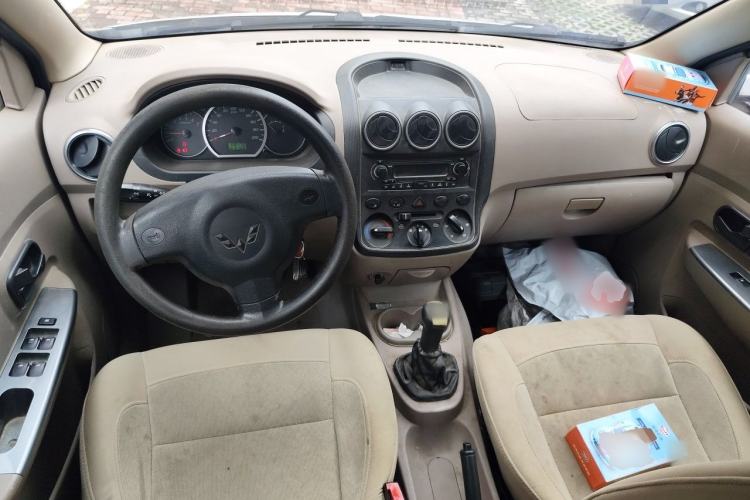 Used Wuling Hongguang 2010 1.2L Standard Version China IV Center Console