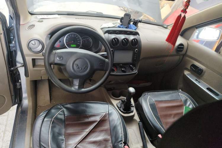 Used Wuling Hongguang 2010 1.2L Practical Version China IV Center Console
