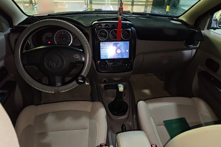 Used Wuling Hongguang 2010 1.2L Standard Version China IV Center Console