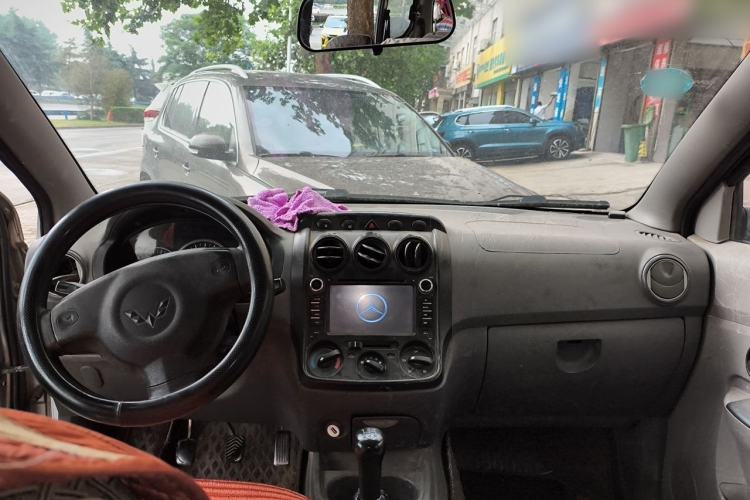 Used Wuling Hongguang 2010 1.2L Practical Version China IV Center Console