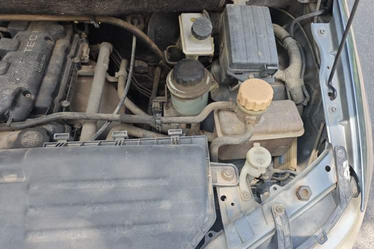 Used Wuling Hongguang 2010 1.4L Luxury Model Engine Bay Left