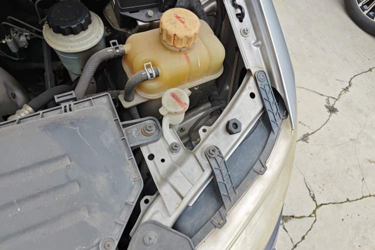 Used Wuling Hongguang 2010 1.2L Base Version China IV Standard Engine Bay Left