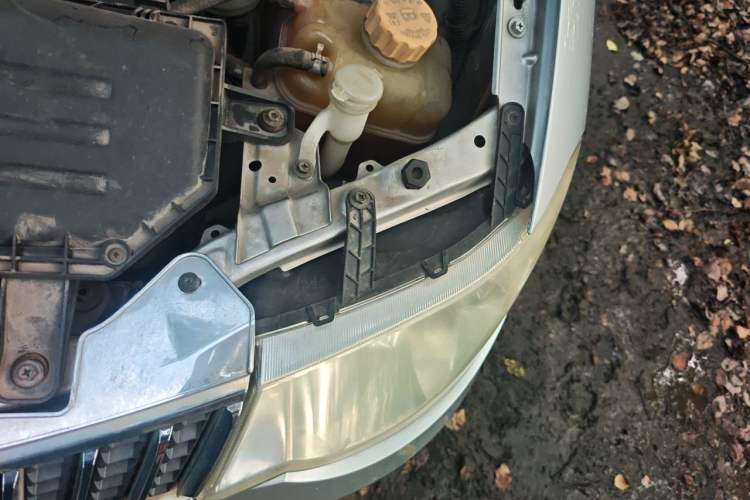 Used Wuling Hongguang 2010 1.2L Comfort Edition China IV Engine Bay Left