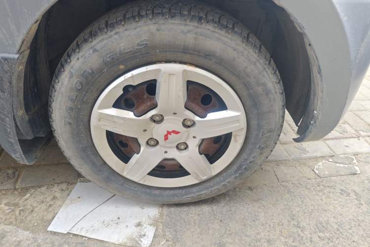 Used Wuling Hongguang 2010 1.2L Base Version China IV Standard Right Front Wheel Hub