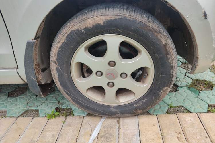 Used Wuling Hongguang 2010 1.2L Comfort Edition China IV Right Front Wheel Hub