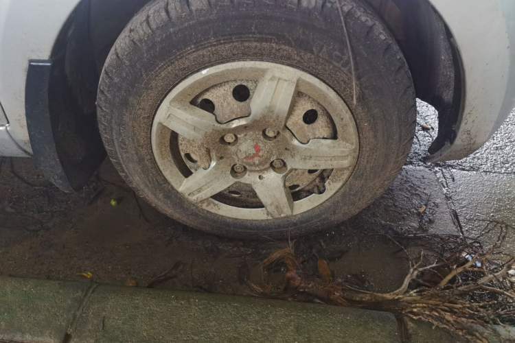 Used Wuling Hongguang 2010 1.2L Base Version China IV Standard Right Front Wheel Hub