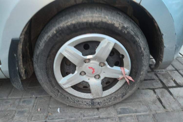 Used Wuling Hongguang 2010 1.2L Base Version China IV Standard Right Front Wheel Hub