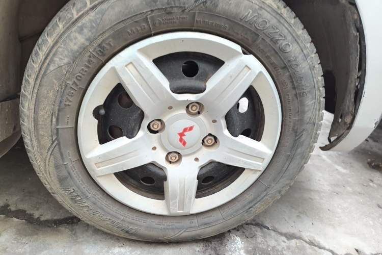 Used Wuling Hongguang 2010 1.2L Practical Version China IV Right Front Wheel Hub