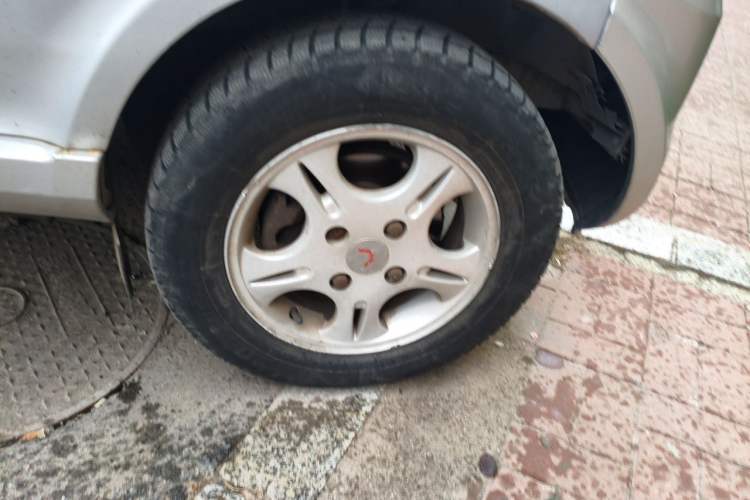 Used Wuling Hongguang 2010 1.2L Base Version China IV Standard Right Front Wheel Hub