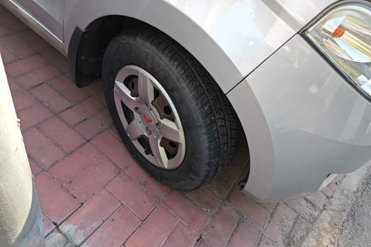 Used Wuling Hongguang 2010 1.2L Base Version China IV Standard Right Front Wheel Hub