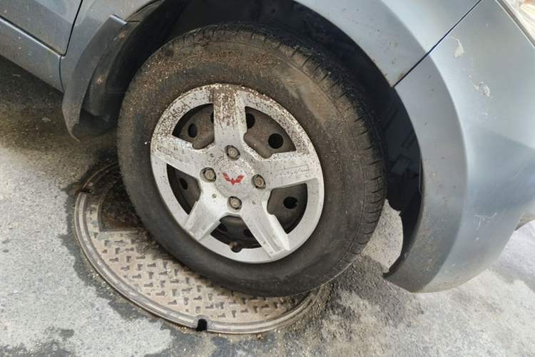 Used Wuling Hongguang 2010 1.2L Base Version China IV Standard Right Front Wheel Hub