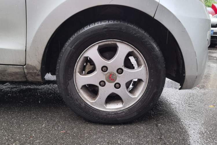 Used Wuling Hongguang 2010 1.2L Comfort Edition China IV Right Front Wheel Hub