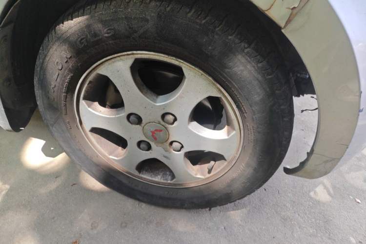 Used Wuling Hongguang 2010 1.4L Standard Version Right Front Wheel Hub
