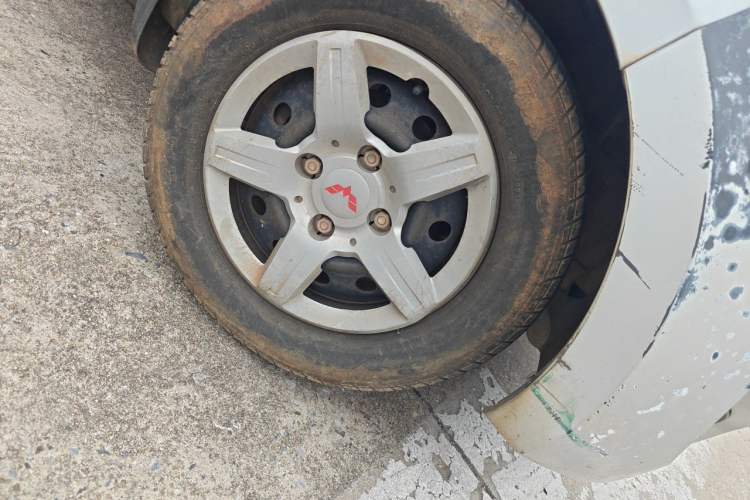 Used Wuling Hongguang 2010 1.2L Base Version China IV Standard Right Front Wheel Hub